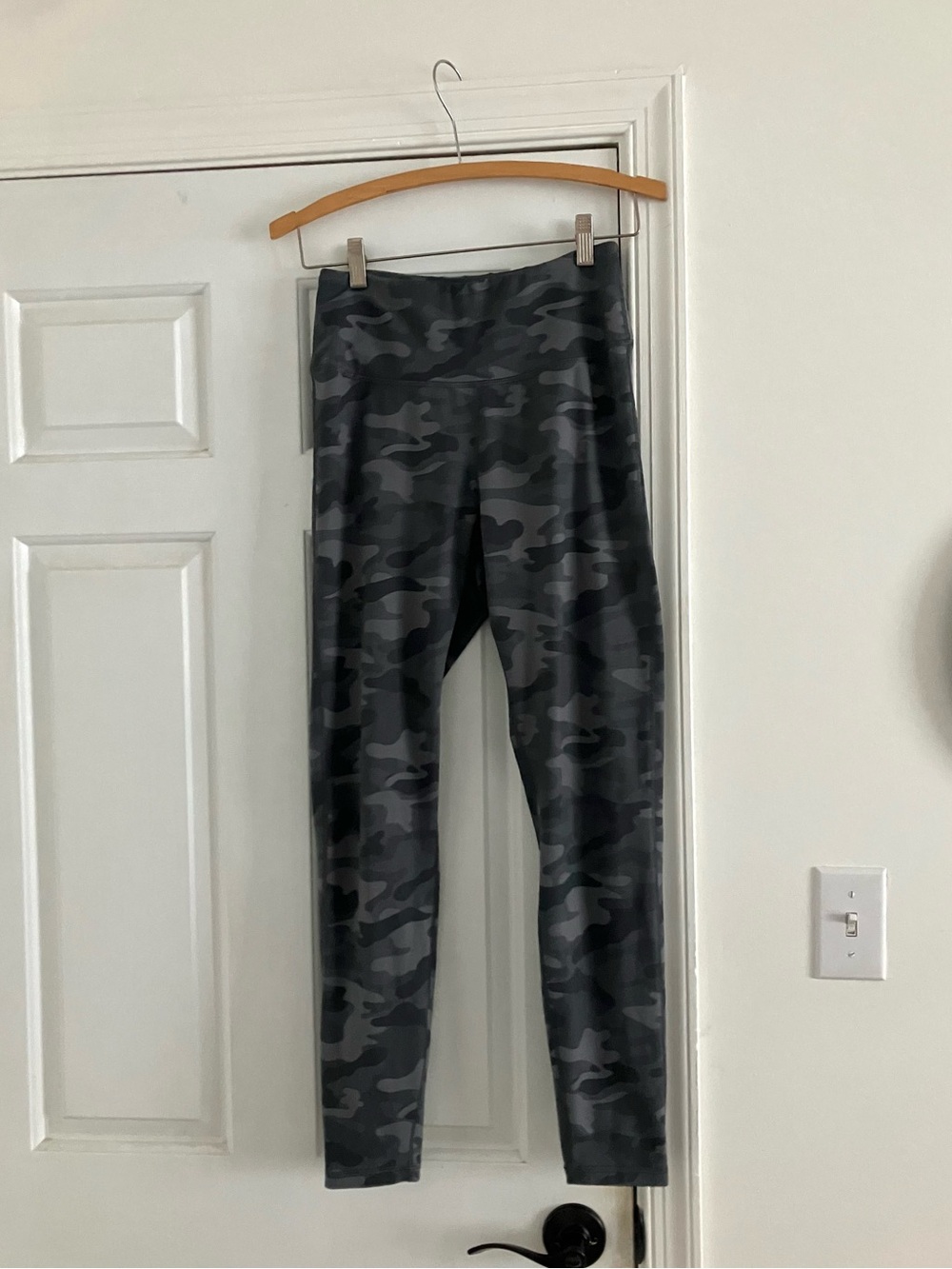 Danskin Grey Camo Workout Gym Athleisure Leggings-Size Medium